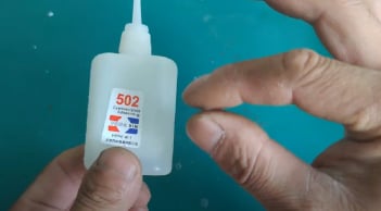 Mẹo gỡ keo 502 (keo con voi) dính vào tay nhẹ nhàng, không đau