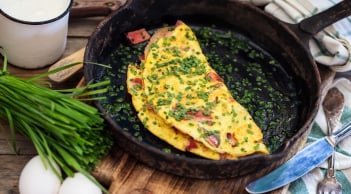 Rán trứng đừng chỉ cho hành, người Nhật thích dùng loại lá này chống ung thư, gấp đôi chất bổ
