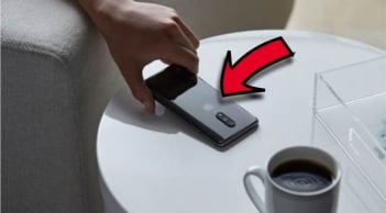 Úp màn hình điện thoại xuống bàn, hành đông nhỏ mang về 5 cái lợi to