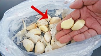 Mẹo bóc vỏ tỏi nhanh nhất, tay không bị bám mùi