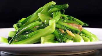 Xào rau đừng chỉ cho muối: Thêm vài giọt này rau xanh mướt, thơm ngon không khéo tay vẫn làm được