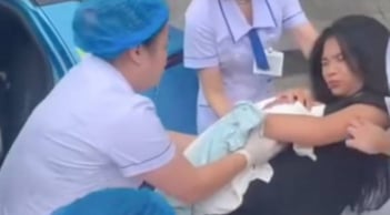 Xúc động khoảnh khắc người chồng đỡ đẻ cho vợ trong taxi ở Hà Nội