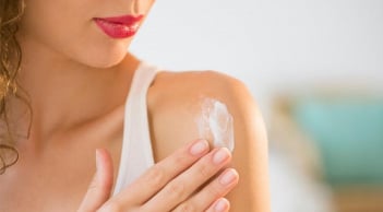 4 thói quen khi tắm khiến da khô ráp mà bạn nên tránh