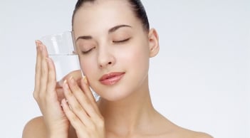 Duy trì 2 thói quen cơ bản này khi ngủ bạn sẽ có làn da trở nên căng bóng, mềm mịn hơn hẳn