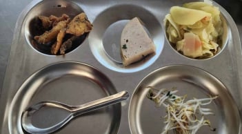 Hà Nội: Học sinh than đói vì suất cơm bán trú quá ít, không đủ no