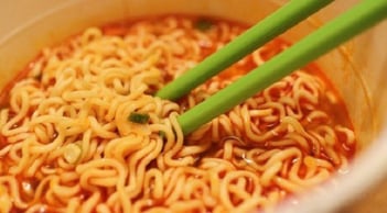 Người phụ nữ ăn mì xong bị đau bụng dữ dội, bác sĩ cảnh báo nấu theo cách này chỉ rước họa vào thân