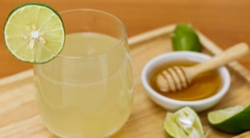 Uống nước chanh ấm trước hay sau bữa sáng mới đúng?