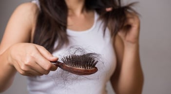 7 thói quen được chuyên gia khuyên nên làm trước khi đi ngủ để để tóc khỏe, ít gãy rụng