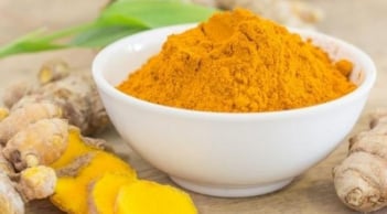 Nghệ kết hợp cùng loại nguyên liệu này giúp đánh bay mụn và hỗ trợ lấy lại làn da láng mịn
