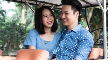 Mạnh Trường gây xôn xao với khoảnh khắc đẩy vợ ngã xuống bể bơi