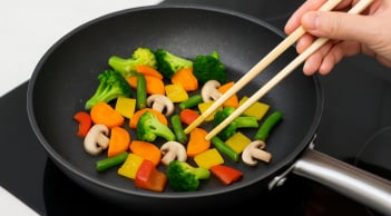 5 loại rau tưởng “lành” nhưng hút dầu như bọt biển: Nấu sai là tăng cả núi calo