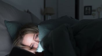 Thường xuyên để điện thoại ở đây sẽ ảnh hưởng tới não bộ