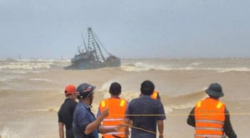 2 tàu gặp nạn khi vào bờ tránh bão Bualoi , 10 người còn mắc kẹt ngoài khơi