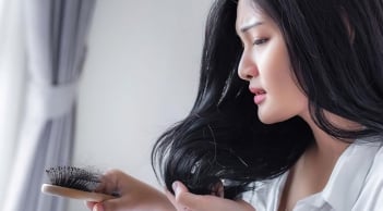 5 dấu hiệu cảnh báo mái tóc đang “kêu cứu” vì quá 'ngộp thở'