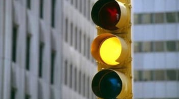 Theo quy định, vượt đèn vàng có bị phạt nguội? CSGT trả lời khiến nhiều người ngỡ ngàng