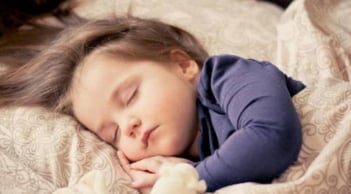 Tại sao trẻ em khóc rồi ngủ sau khi bị đánh đòn? Sự thật khiến cha mẹ giật mình