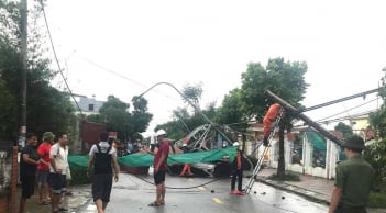 Hải Phòng dông lốc kinh hoàng: 8 người bị thương, hơn 200 nhà dân tốc mái