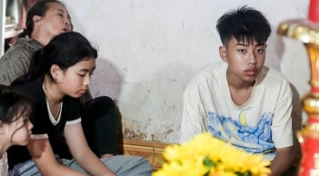 Sau lốc xoáy kinh hoàng ở Ninh Bình: Xót xa cảnh 3 con thơ côi cút bên linh cữu mẹ