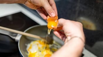 Người mắc bệnh gì tuyệt đối không nên ăn trứng gà? Chuyên gia cảnh báo 5 lưu ý quan trọng ai cũng cần biết