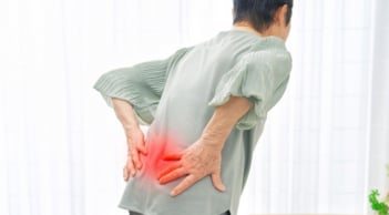 Người bệnh xương khớp dễ tái phát trong ngày mưa bão: 4 cách giảm đau nhức nhanh chóng nhất