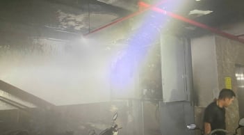 Cháy chung cư mini 8 tầng lúc nửa đêm: Nhiều cư dân hoảng loạn trèo lên tầng thượng thoát thân