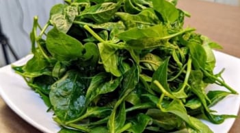 Món canh từ lá ít người biết: Giàu canxi không thua cải bó xôi hay cải xoăn, tốt cho xương khớp