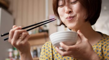 Những người sống lâu thường có 5 thói quen này khi ăn uống này. Bạn có được bao nhiêu thói quen?