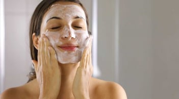Có nên thay đổi sữa rửa mặt khi giao mùa?