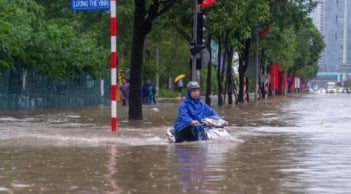 Mưa lớn kéo dài khiến nhiều tuyến phố Hà Nội ngập sâu, “đường hóa sông”, giao thông tê liệt