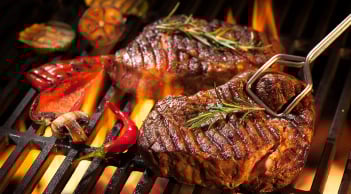 Ướp thịt bò BBQ chỉ bỏ mắm là dại: Thả thêm loại nước đặc biệt này vào, thịt mềm tan, ngon cực phẩm