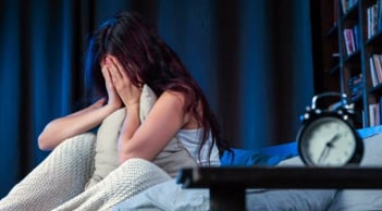3 thói quen phổ biến khi ngủ âm thầm làm não già trước tuổi, giảm trí nhớ và khả năng tập trung