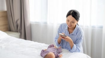 Trẻ đã ngủ, bố mẹ nằm cạnh dùng điện thoại: Có ảnh hưởng gì không? Sự thật khiến nhiều người bất ngờ