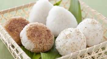 Cách làm Cơm Nắm muối vừng, thơm bùi ngon miệng, đơn giản ai cũng làm được