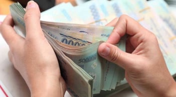 Cán bộ, công chức đủ tuổi nghỉ hưu được hưởng lương hưu, trợ cấp đến 24 tháng lương