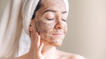 Có nên tẩy tế bào chết thường xuyên vào mùa Thu?