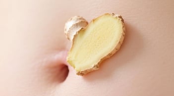 Đắp gừng lên rốn trước khi đi ngủ, cơ thể nhận được 4 lợi ích tuyệt vời