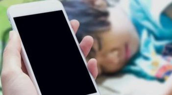 Trẻ đã ngủ, bố mẹ dùng điện thoại gần có hại không? Sự thật khiến cha mẹ bất ngờ