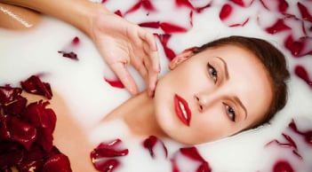 Tất tần tật những điều cần biết về việc tắm bằng sữa tươi không đường