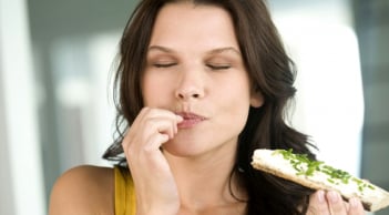 Những người sống lâu và ít bệnh tật thường có 5 thói quen ăn uống này