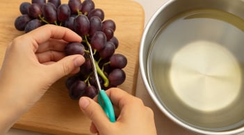 Sai lầm khi rửa nho bằng muối và baking soda: Cách này mới sạch trứng côn trùng, ăn được cả vỏ