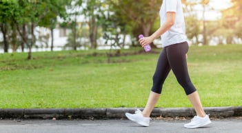 Đi bộ vào buổi sáng và đi bộ vào buổi tối, cái nào tốt hơn?