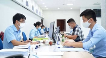 Cán bộ, công chức, viên chức được nhận 800.000 đồng/tháng trong 12 tháng khi nào?