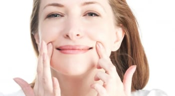 4 cách tự nhiên giúp giảm nếp nhăn khi cười và bọng mắt hiệu quả tại nhà