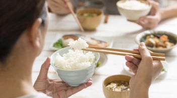 Ăn cơm trắng ngày 3 bữa mà không sợ tiểu đường: Học ngay bí quyết giữ dáng, giữ sức khỏe của người Nhật