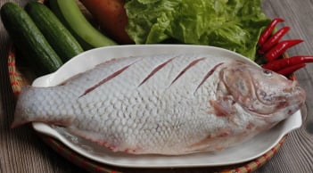 Ngâm cá vào nước vo gạo khử sạch mùi tanh, cá chắc ngọt thịt hơn hẳn