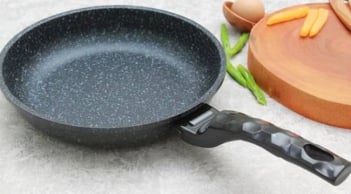 Chảo mất lớp chống dính đừng vội vứt đi, nhỏ vài giọt này vào chảo cũ cũng trơn bóng như mới