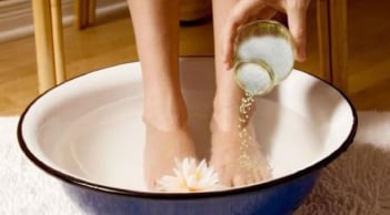 5 lý do nên ngâm chân bằng nước muối ấm trước khi ngủ