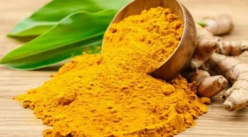 Ăn nghệ hay uống tinh bột nghệ tốt hơn? Bác sĩ giải đáp cách dùng chuẩn để nhận trọn lợi ích!