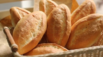 Bánh mì dễ ăn nhưng có hại cho 5 nhóm người này