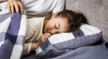 Sự khác biệt rõ ràng giữa trẻ ‘ngủ với mẹ’ và trẻ ‘tự ngủ’: Tác động bất ngờ ngay từ khi còn nhỏ